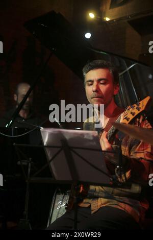 13 aprile 2024, Roma, Lazio, Italia: David Blamires e Killer Combo al Boogie Club di Roma. La band offre canzoni incentrate sulla vocalità di Blamires, pezzi conosciuti e suonati anche con il Pat Metheny Group, di cui è stato un membro ufficiale e stabile tra gli anni '80 e '90, esibendosi in tutto il mondo e vincendo due Grammy Awards. Formazione: David Blamires voce ed effetti chitarra; Luigi Masciari chitarra; Giampiero Locatelli pianoforte; Francesco Poeri basso; Pietro Iodice batteria. (Credit Image: © Daniela Franceschelli/Pacific Press via ZUMA Press Wire) SOLO PER USO EDITORIALE! Non per Commercial USA Foto Stock