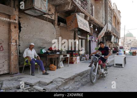 Un venditore di frutta a Mosul, Iraq. La normalità torna a Mosul, Iraq, dopo la sconfitta dello Stato Islamico. Foto Stock