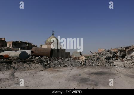 Distruzione nella città vecchia di Mosul, Iraq, dopo la battaglia contro lo Stato islamico con la distrutta moschea al-Nuri. Foto Stock