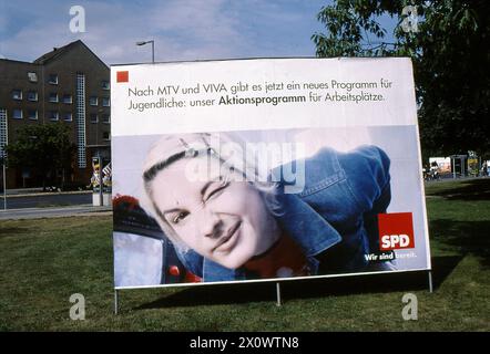 Berlino/Brandeburgo/Germania/cartelloni pubblicitari di Helmut Josef Michael Kohl, Geerman Canchellor e leader della CDU sono stati vandelizzati durante le lezioni generali compiagn a Berlain e altri cartelloni pubblicitari sono SPD vanno bene e le persone davanti ai cartelloni pubblicitari a Berlino Brad nenburg Germania (foto.Francis Joseph Dean/Dean Pictures) Foto Stock