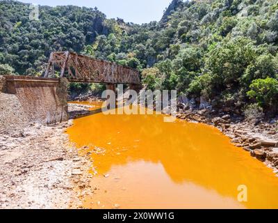 Il ponte Salomon che attraversa il fiume rosso, Rio Tinto, è un ponte ferroviario nella provincia di Huelva ed era originariamente parte della ferrovia Riotinto fo Foto Stock