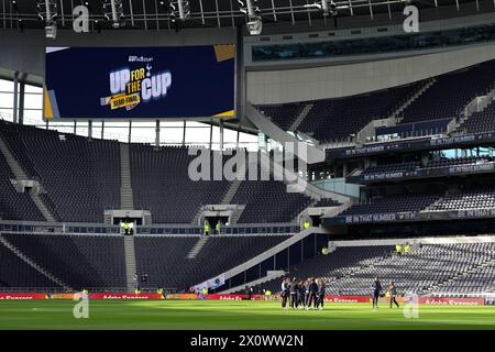 Una vista generale dall'interno del terreno mentre i giocatori del Leicester City ispezionano il campo in vista della semifinale di Adobe Women's fa Cup al Tottenham Hotspur Stadium di Londra. Data foto: Domenica 14 aprile 2024. Foto Stock