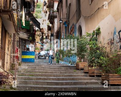 Scena di strada nel quartiere spagnolo di Napoli, in Italia Foto Stock