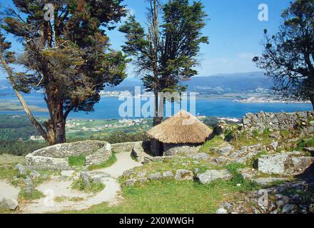 Fortezza preromana di Santa Tecla e vista sul fiume Miño. A Guarda, provincia di Pontevedra, Galizia, Spagna. Foto Stock