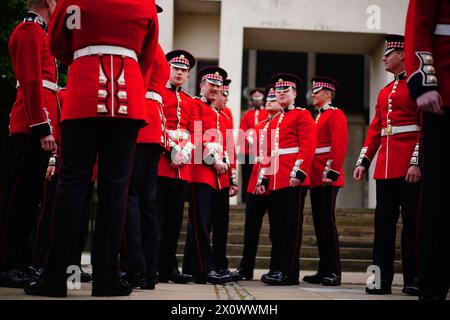 I membri delle guardie scozzesi si riuniscono davanti alla Black Sunday Parade, nella cappella del Guards Museum di Wellington Barracks, Westminster, Londra. Data foto: Domenica 14 aprile 2024. Foto Stock