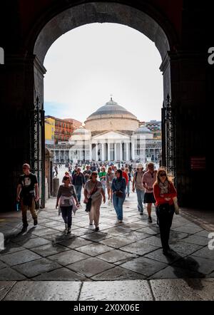 Guardando verso la Basilica reale pontificia di San Francesco di Paola in Piazza del Plebiscito dall'ingresso del Palazzo reale di Napoli. Foto Stock