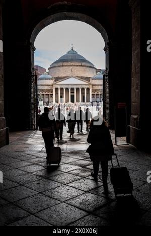 Guardando verso la Basilica reale pontificia di San Francesco di Paola in Piazza del Plebiscito dall'ingresso del Palazzo reale di Napoli. Foto Stock