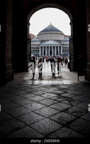 Guardando verso la Basilica reale pontificia di San Francesco di Paola in Piazza del Plebiscito dall'ingresso del Palazzo reale di Napoli. Foto Stock