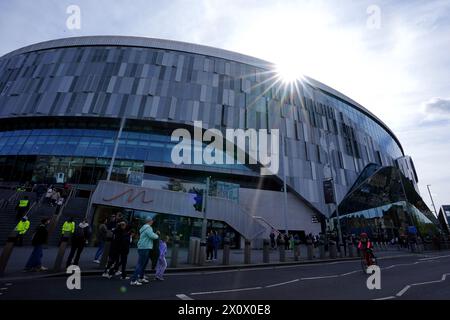 I tifosi si si recano allo stadio in vista della semifinale di Adobe Women's fa Cup al Tottenham Hotspur Stadium di Londra. Data foto: Domenica 14 aprile 2024. Foto Stock