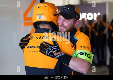 Misano Adriatico, Italie. 14 aprile 2024. Mecaniciens meccanica, NEOM McLaren Formula e Team, ritratto durante l'ePrix di Misano 2024, 5° incontro del Campionato Mondiale ABB FIA Formula e 2023-24, sul circuito del mondo Marco Simoncelli di Misano dall'11 al 14 aprile 2024 a Misano Adriatico, Italia - Photo André Ferreira/DPPI credito: DPPI Media/Alamy Live News Foto Stock