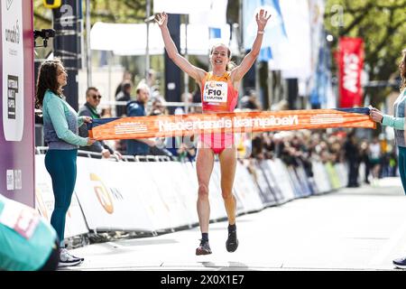 ROTTERDAM - Anne Luijten è campionessa olandese durante la 43a edizione della NN Marathon Rotterdam il 14 aprile 2024 a Rotterdam, Paesi Bassi. ANP IRIS VAN DEN BROEK Foto Stock