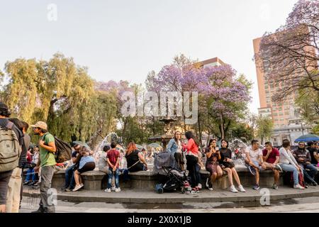 Città del Messico, Messico. 9 marzo 2024. Persone che si godono una splendida giornata primaverile ad Alameda Central, un bellissimo parco urbano. Alameda Central in Mexico City è uno storico parco urbano che risale al XVI secolo, rendendolo uno dei più antichi parchi pubblici delle Americhe. con la sua vegetazione lussureggiante, fontane ornate e statue, offre un'oasi serena nel cuore della vivace metropoli, attirando sia la gente del posto che i turisti per passeggiare e rilassarsi. (Foto di Shawn Goldberg/SOPA Images/Sipa USA) credito: SIPA USA/Alamy Live News Foto Stock