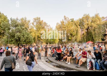 Città del Messico, Messico. 9 marzo 2024. Persone che si godono una splendida giornata primaverile ad Alameda Central, un bellissimo parco urbano. Alameda Central in Mexico City è uno storico parco urbano che risale al XVI secolo, rendendolo uno dei più antichi parchi pubblici delle Americhe. con la sua vegetazione lussureggiante, fontane ornate e statue, offre un'oasi serena nel cuore della vivace metropoli, attirando sia la gente del posto che i turisti per passeggiare e rilassarsi. (Foto di Shawn Goldberg/SOPA Images/Sipa USA) credito: SIPA USA/Alamy Live News Foto Stock