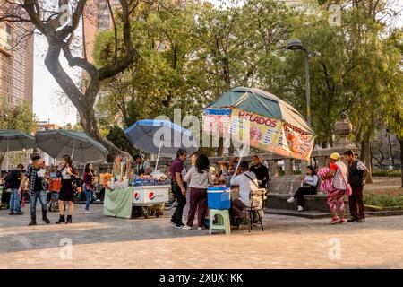 Città del Messico, Messico. 9 marzo 2024. Venditori ambulanti che vendono cibo all'Alameda Central, un bellissimo parco urbano. Alameda Central in Mexico City è uno storico parco urbano che risale al XVI secolo, rendendolo uno dei più antichi parchi pubblici delle Americhe. con la sua vegetazione lussureggiante, fontane ornate e statue, offre un'oasi serena nel cuore della vivace metropoli, attirando sia la gente del posto che i turisti per passeggiare e rilassarsi. (Foto di Shawn Goldberg/SOPA Images/Sipa USA) credito: SIPA USA/Alamy Live News Foto Stock