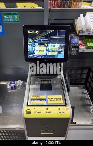 Check-out self-service presso la catena di supermercati danese netto; Copenhagen, Danimarca Foto Stock