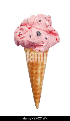 Cono di gelato con chip di cioccolato alla fragola isolato su sfondo bianco Foto Stock