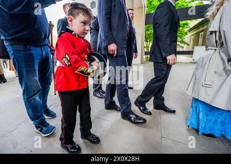 Londra, Regno Unito. 14 aprile 2024. Frank Gates, all'età di 5 anni, arriva in uniforme delle Coldstream Guards - RH il Duca di Kent partecipa alla parata della domenica Nera delle Scots nel suo 50° anno come colonnello del reggimento. La parata si svolse presso la Guards Chapel, il Guards Memorial, e Wellington Barracks, Westminster. La domenica Nera è il punto più alto dell'anno per il reggimento, la cui storia risale al 1642. E' il loro ricordo annuale del servizio domenicale e della sfilata quando rendono omaggio a tutti quelli che sono passati prima, credito: Guy Bell/Alamy Live News Foto Stock