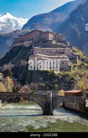 Imponente forte di Bard, Valle d'Aosta, Piemonte, Italia Foto Stock