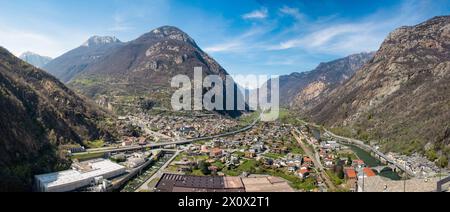 Splendida panoramica della nuova città di Bard, dal forte, dalla Valle d'Aosta, dal Piemonte, dall'Italia Foto Stock