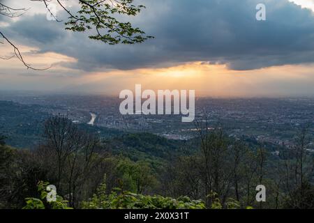 Splendida vista di Torino al crepuscolo dal Monte Superga Foto Stock