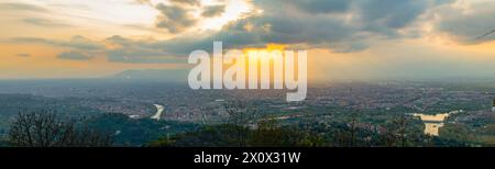 Splendida vista di Torino al crepuscolo dal Monte Superga Foto Stock