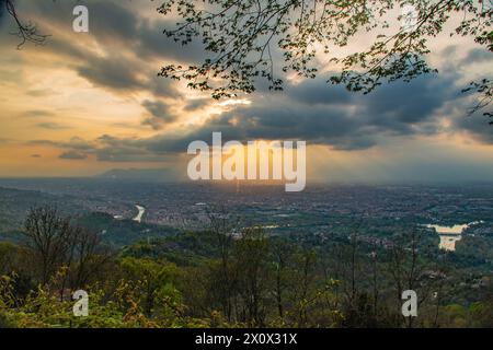 Splendida vista di Torino al crepuscolo dal Monte Superga Foto Stock