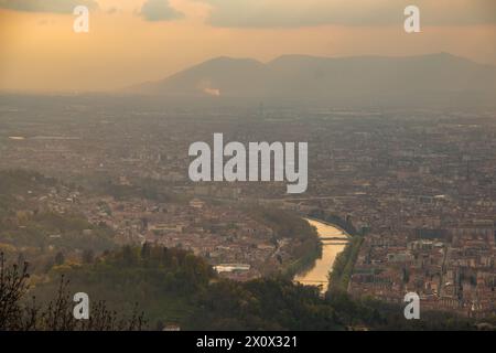 Splendida vista di Torino al crepuscolo dal Monte Superga Foto Stock