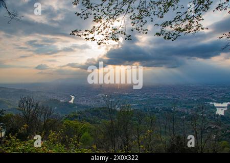 Splendida vista di Torino al crepuscolo dal Monte Superga Foto Stock