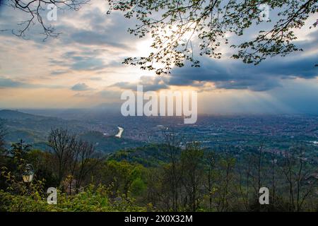 Splendida vista di Torino al crepuscolo dal Monte Superga Foto Stock