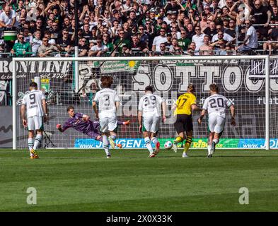 Sport, calcio, Bundesliga, 2023/2024, Borussia Moenchengladbach vs. BVB Borussia Dortmund 1-2, Stadium Borussia Park, scena della partita, 0-2 goal di rigore, marcatore Marcel Sabitzer (non nella foto), f.l.t.r. Franck Honorat (MG), portiere Jonas Omlin (MG), Kou Itakura (MG), Maximilian (BMG), Luca BMG), Wolf (BMG), Marieus (BMG) LE NORMATIVE DFL VIETANO QUALSIASI UTILIZZO DI FOTOGRAFIE COME SEQUENZE DI IMMAGINI E/O QUASI-VIDEO Foto Stock