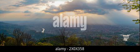 Splendida vista di Torino al crepuscolo dal Monte Superga Foto Stock