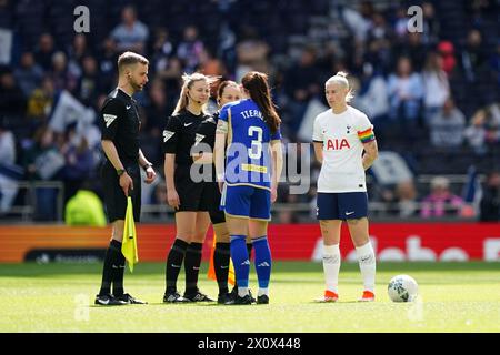 Bethany England (a destra) del Tottenham Hotspur con Sam Tierney di Leicester City davanti alla semifinale di Adobe Women's fa Cup allo stadio Tottenham Hotspur di Londra. Data foto: Domenica 14 aprile 2024. Foto Stock