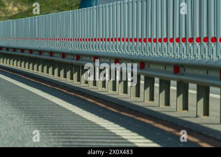 Barriere di sicurezza sull'autostrada. Barriera di sicurezza in acciaio anodizzato. Miglioramento della sicurezza stradale. Foto Stock