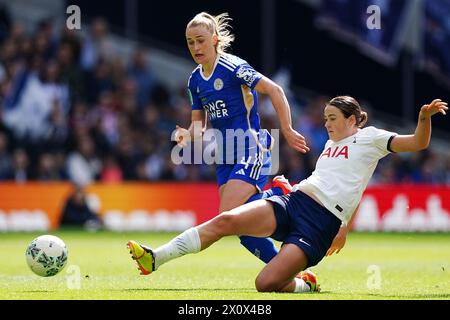 C. J. Bott (a sinistra) di Leicester City e Grace Clinton del Tottenham Hotspur si battono per il pallone durante la semifinale di Adobe Women's fa Cup al Tottenham Hotspur Stadium di Londra. Data foto: Domenica 14 aprile 2024. Foto Stock