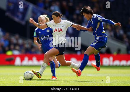 Grace Clinton del Tottenham Hotspur combatte per il ballo con Saori Takarada (destra) e C. J. Bott (sinistra) di Leicester City e durante la semifinale di Adobe Women's fa Cup al Tottenham Hotspur Stadium di Londra. Data foto: Domenica 14 aprile 2024. Foto Stock