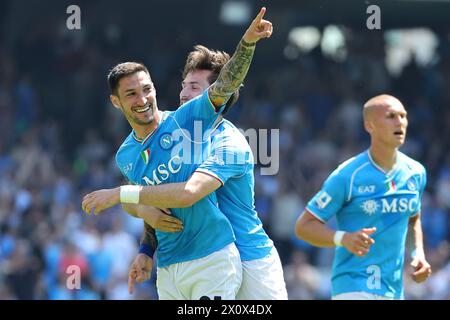 Matteo Politano della SSC Napoli festeggia con il compagno di squadra Khvicha Kvaratskhelia della SSC Napoli dopo aver segnato il gol del 1-0 durante la partita di serie A tra SSC Napoli e Frosinone calcio allo stadio Diego Armando Maradona di Napoli (Italia), 14 aprile 2024. Foto Stock
