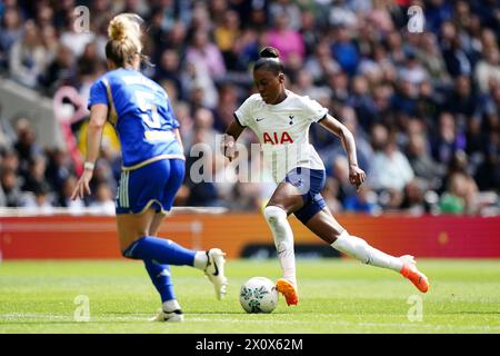 Jessica Naz (destra) del Tottenham Hotspur in azione con Sophie Howard di Leicester City durante la semifinale di Adobe Women's fa Cup allo stadio Tottenham Hotspur di Londra. Data foto: Domenica 14 aprile 2024. Foto Stock