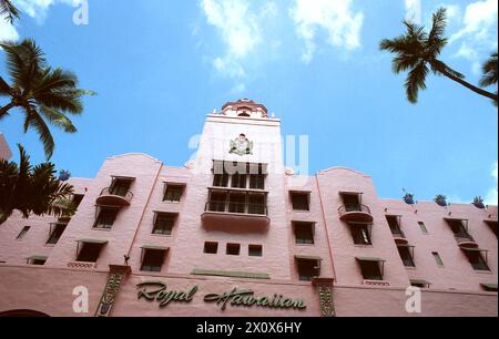 Hawaii, U.S.A., circa 1993. Vista esterna dell'hotel Royal Hawaiian a Waikiki. Foto Stock