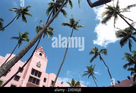 Hawaii, U.S.A., circa 1993. Vista esterna dell'hotel Royal Hawaiian a Waikiki. Foto Stock