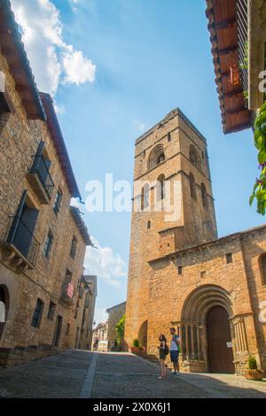 Strada e chiesa. Ainsa, provincia di Huesca, Aragona, Spagna. Foto Stock