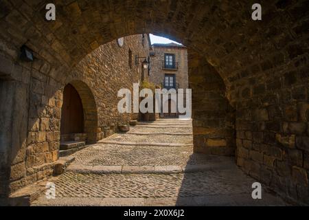Arco e street. Ainsa, provincia di Huesca, Aragona, Spagna. Foto Stock
