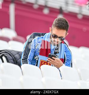 Londra, Inghilterra il 14 aprile 2024. Londra, Regno Unito. 14 aprile 2024. Un tifoso del West Ham United pronto per la partita di Premier League tra West Ham United e Fulham al London Stadium, Queen Elizabeth Olympic Park, Londra, Inghilterra, il 14 aprile 2024. Foto di Phil Hutchinson. Solo per uso editoriale, licenza richiesta per uso commerciale. Non utilizzare in scommesse, giochi o pubblicazioni di singoli club/campionato/giocatori. Crediti: UK Sports Pics Ltd/Alamy Live News Foto Stock