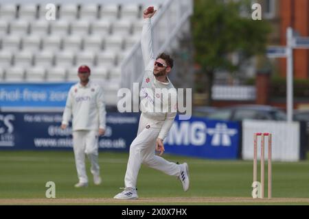 Northampton, Inghilterra. 14 aprile 2024. Rob Keogh gioca a bowling durante il terzo giorno della partita della Vitality County Championship Division Two tra il Northamptonshire County Cricket Club e il Middlesex County Cricket Club presso il County Ground, Wantage Road. Kyle Andrews/Alamy Live News Foto Stock