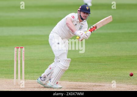 Birmingham, Regno Unito. 14 aprile 2024. Alex Lees di Durham in azione durante il giorno 3 del Vitality County Championship Division One match tra Warwickshire CCC e Durham CCC all'Edgbaston Cricket Ground, Birmingham, Inghilterra, il 14 aprile 2024. Foto di Stuart Leggett. Solo per uso editoriale, licenza richiesta per uso commerciale. Non utilizzare in scommesse, giochi o pubblicazioni di singoli club/campionato/giocatori. Crediti: UK Sports Pics Ltd/Alamy Live News Foto Stock