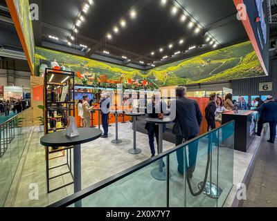 Verona, Italia. 14 aprile 2024. Veduta generale del padiglione expo alla 56° Edizione di Vinitaly, esposizione internazionale del vino e degli alcolici a Verona il 14 aprile 2024. Italia crediti: Roberto Tommasini/Alamy Live News Foto Stock