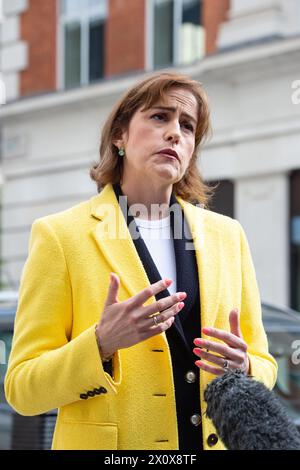 Londra, Regno Unito. 14 aprile 2024. La segretaria della salute del Regno Unito Victoria Atkins è intervistata al di fuori dei BBC Studios dopo la sua apparizione di domenica con Laura Kuenssberg. Crediti: Thomas Krych/Alamy Live News Foto Stock