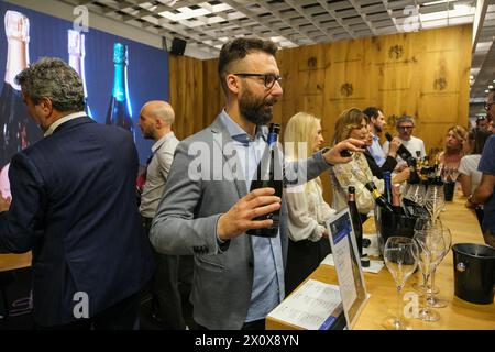 Verona, Italia. 14 aprile 2024. Un espositore descrive i suoi vini ai visitatori alla 56a edizione di Vinitaly, l'esposizione internazionale del vino e dei liquori, alla fiera di Verona, in Italia, il 14 aprile 2024. (Foto di Roberto Tommasini/NurPhoto) credito: NurPhoto SRL/Alamy Live News Foto Stock