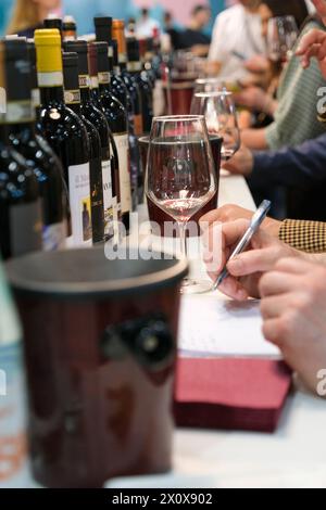 Verona, Italia. 14 aprile 2024. I visitatori della 56° Edizione di Vinitaly valuteranno i vini che degusteranno all'esposizione Internazionale del vino e degli alcolici presso la Fiera di Verona, in Italia, il 14 aprile 2024. (Foto di Roberto Tommasini/NurPhoto) credito: NurPhoto SRL/Alamy Live News Foto Stock