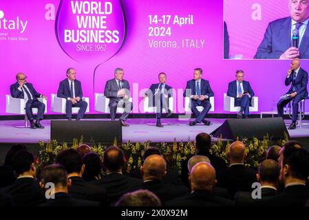 (L-R) il ministro italiano della cultura Gennaro Sangiuliano, Luca Zaia, Presidente della regione Veneto, il ministro italiano degli affari esteri Antonio Tajani, il ministro italiano dell'agricoltura Francesco Lollobrigida, Federico Bricolo, Presidente del Verona Fiere Expo Center, e il ministro italiano delle imprese e del Made in Italy Adolfo Urso parteciperanno alla cerimonia di apertura della 56° Edizione di Vinitaly, esposizione Internazionale del vino e degli alcolici, alla Fiera di Verona, in Italia, il 14 aprile 2024. (Foto di Roberto Tommasini/NurPhoto) Foto Stock