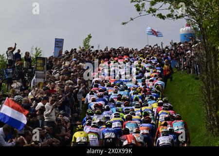 Valkenburg, Paesi Bassi. 14 aprile 2024. Il gruppo di piloti fotografati in azione durante la corsa ciclistica di un giorno, 253, 6 km da Maastricht a Valkenburg, Paesi Bassi, domenica 14 aprile 2024. BELGA FOTO DIRK WAEM credito: Belga News Agency/Alamy Live News Foto Stock